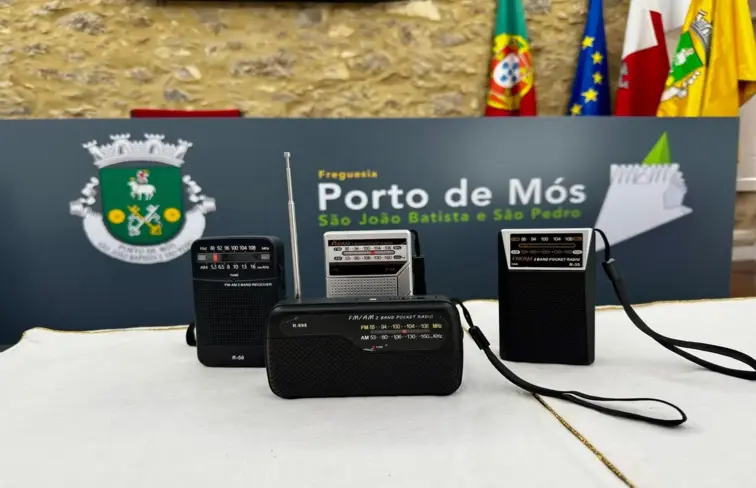 rádios que a Junta de Freguesia de Porto de Mós comprou para distribuir à população 
